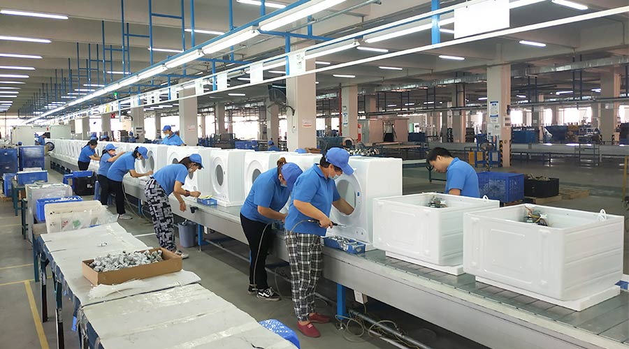 高效率！員工們忙碌地開展巴西客戶的衣物烘干機(jī)生產(chǎn)工作