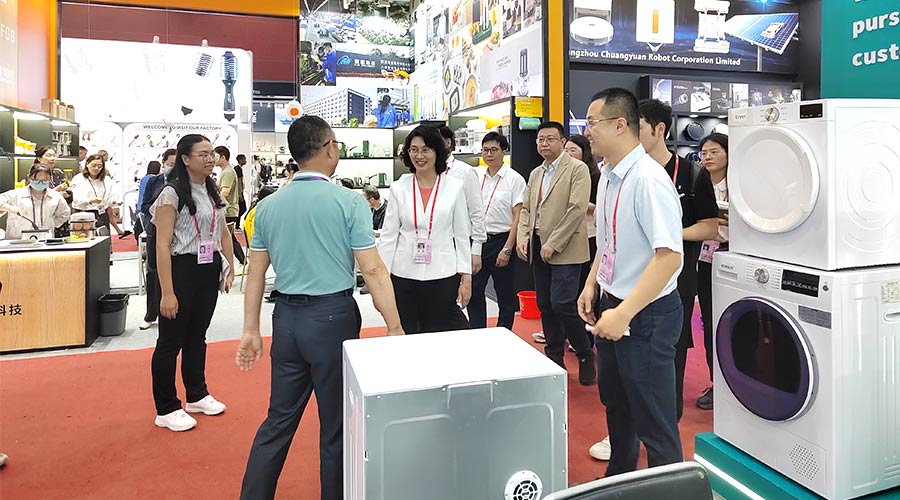 廣交會(huì)迎來(lái)大咖！江門(mén)市市長(zhǎng)親臨金環(huán)電器展位參觀(guān)交流