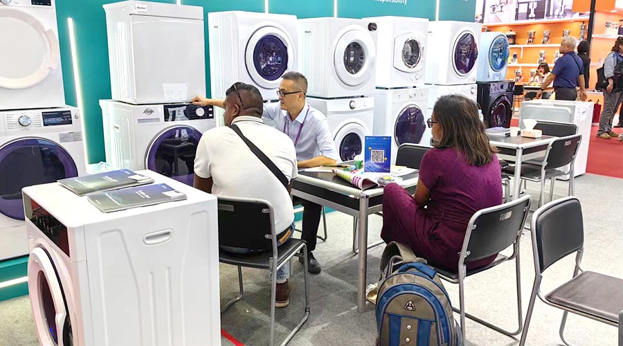 廣交會參展第一天！金環(huán)電器吸引國內外客戶參觀交流