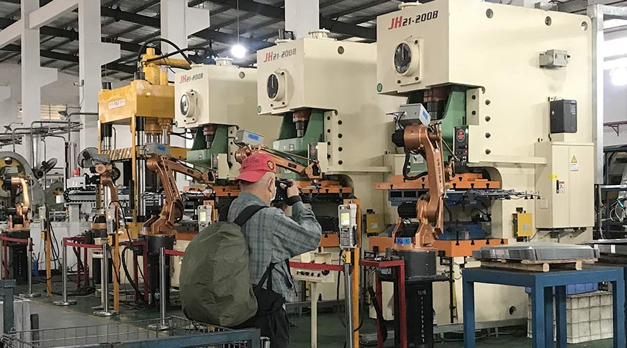 江門市攝影協(xié)會(huì)蒞臨金環(huán)電器拍攝交流  用鏡頭見(jiàn)證實(shí)力！