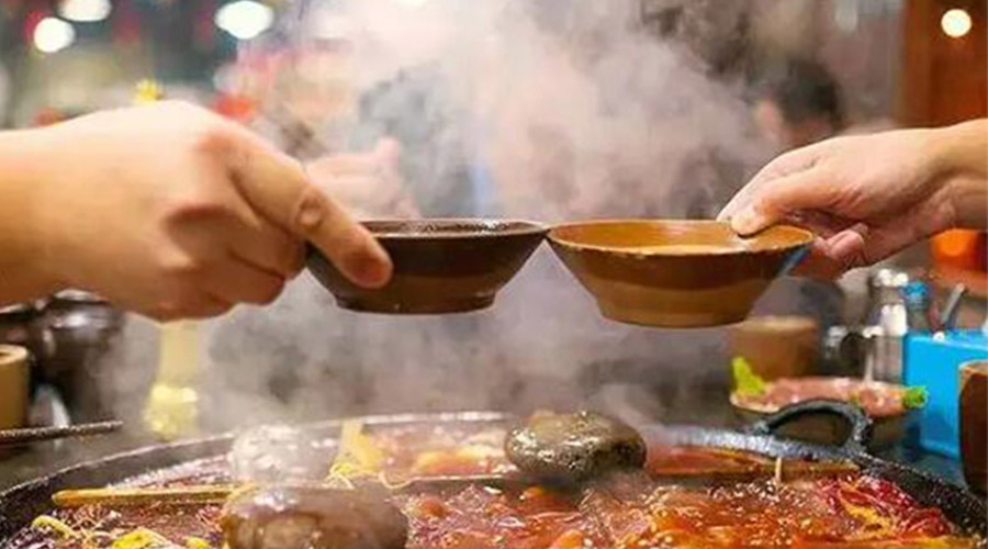 冬天火鍋團建引來一身火鍋味  衣物烘干機化解職場尷尬！